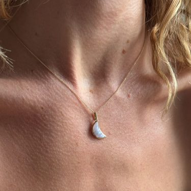 BLUE LACE AGATE CRESCENT PENDANT NECKLACE GOLD (CABOCHON)
