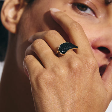 BLACK ONYX ANGEL WING RING WITH DIAMOND (GOLD)