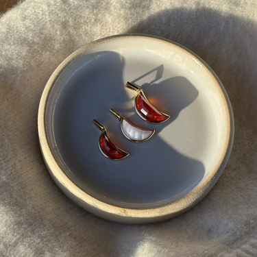 RED GARNET CRESCENT PENDANT NECKLACE GOLD (CABOCHON)