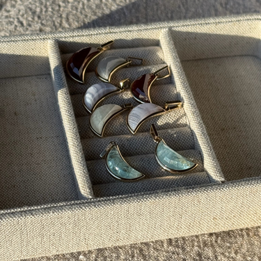 AQUAMARINE CRESCENT PENDANT NECKLACE GOLD (CABOCHON)