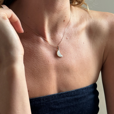 RAINBOW MOONSTONE CRESCENT PENDANT NECKLACE SILVER