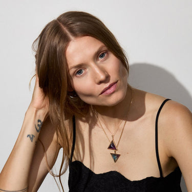 RAINBOW FLUORITE MAXI GROUNDING GUARDIAN GOLD (CABOCHON)