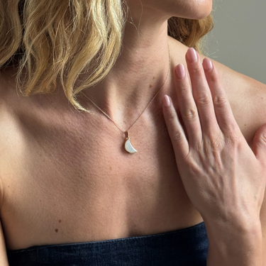 RAINBOW MOONSTONE CRESCENT PENDANT NECKLACE SILVER (CABOCHON)