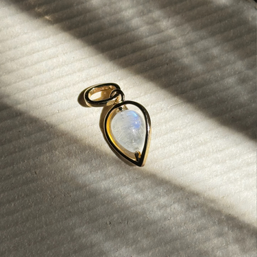 ASCENSION PENDANT RAINBOW MOONSTONE (GOLD DROP)